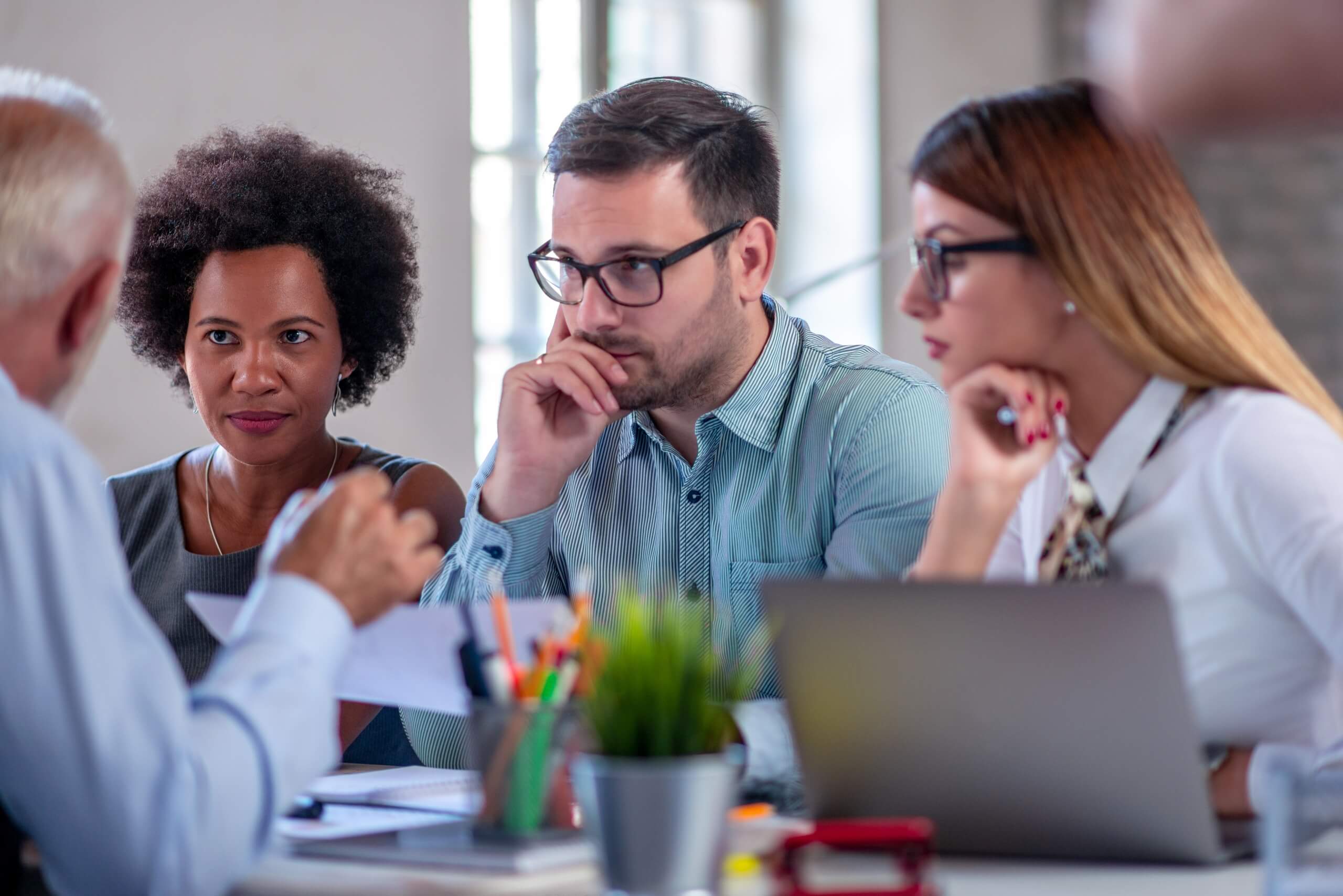 Professionals voeren overleg over gezamenlijke belangen aan tafel